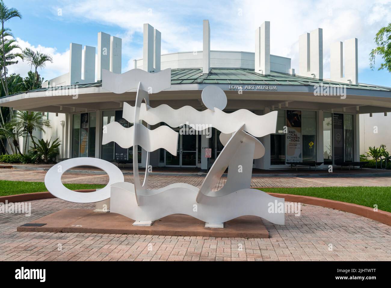 CORAL GABLES, FL, EE.UU. - 2 DE JULIO de 2022: Escultura de Cirlces y Ondas y Museo de Arte Lowe en el campus de la Universidad de Miami. Foto de stock