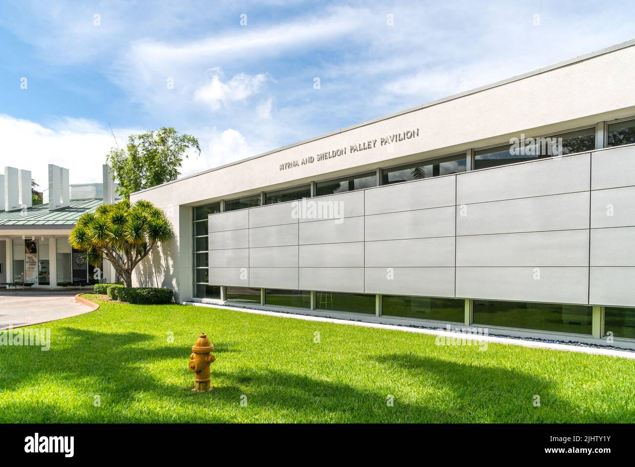 CORAL GABLES, FL, EE.UU. - 2 DE JULIO de 2022: Myrna y Sheldon Palley Pavilion en el campus de la Universidad de Miami. Foto de stock