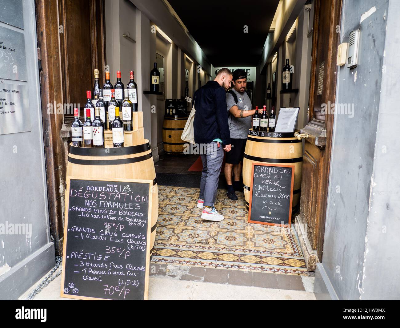 Tienda de vinos, Burdeos, Francia Foto de stock