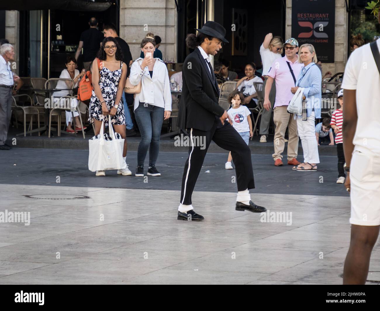 Imitador de Michael Jackson, escena del centro de la ciudad, Burdeos, Francia Foto de stock