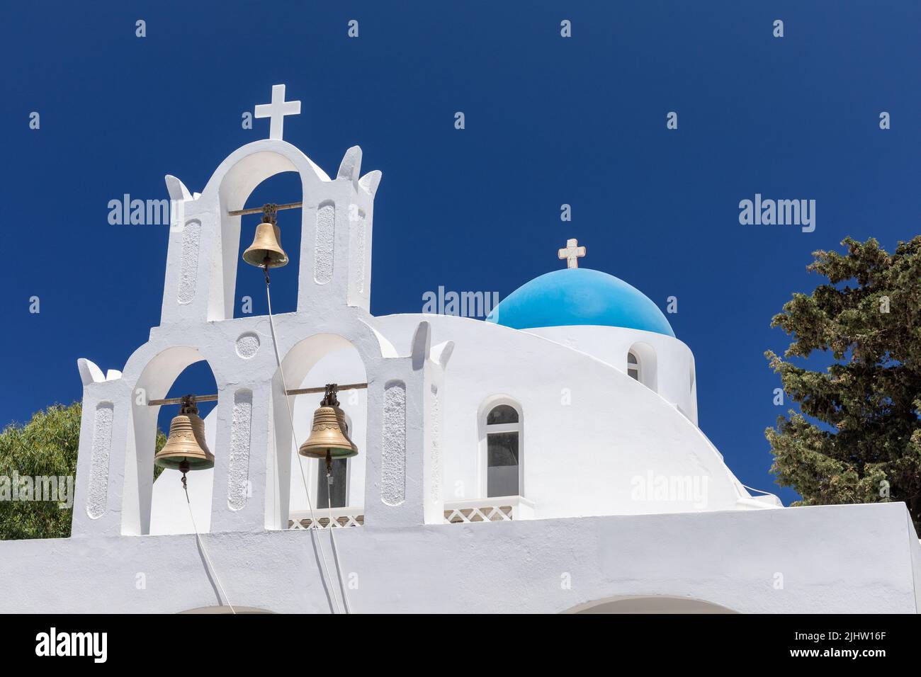 Iglesia de la Resurrección del Señor. Una iglesia ortodoxa griega con una  cúpula azul y campanario con 3 campanas, pueblo Imerovigli, Thira,  Santorini Fotografía de stock - Alamy