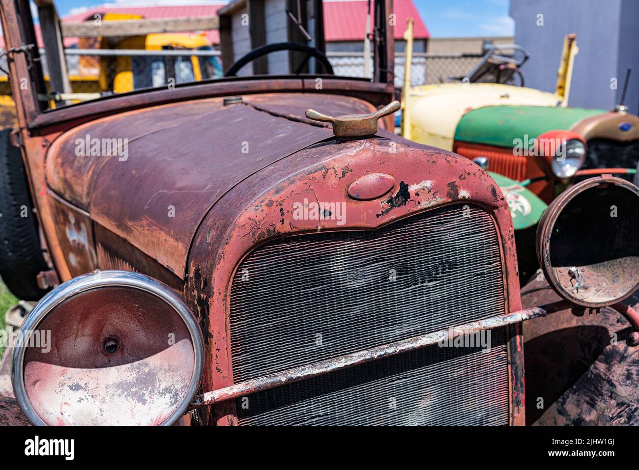 Viejo coche oxidado abandonado en el astillero Foto de stock
