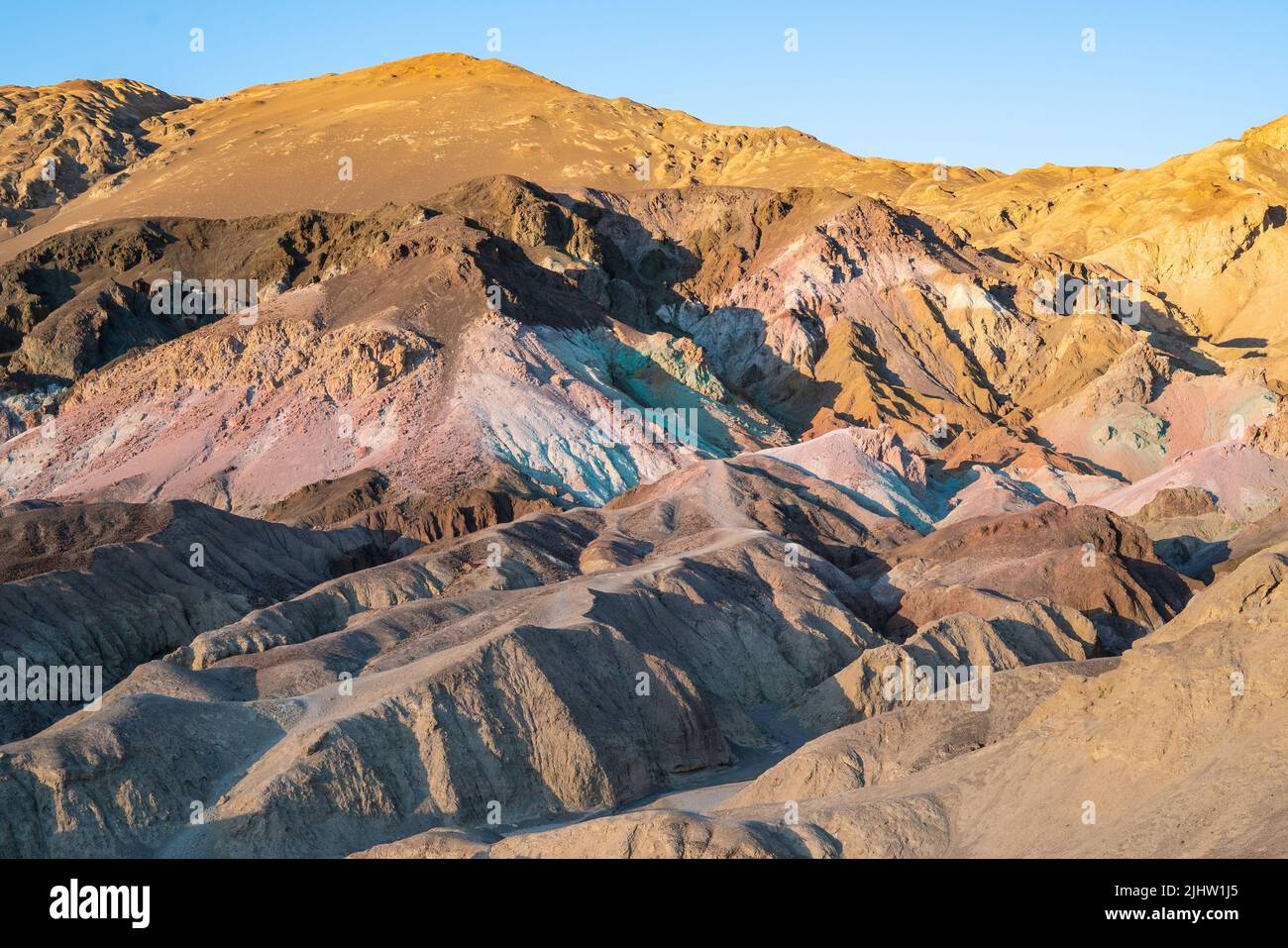 Los coloridos depósitos minerales en las montañas del Parque Nacional Valle de la Muerte, conocido como Artists Palette Foto de stock