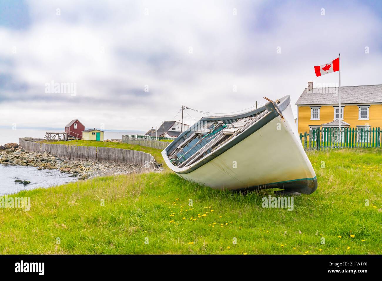 Barco en la costa de Bonavista, Newfoundland, Canadá Foto de stock