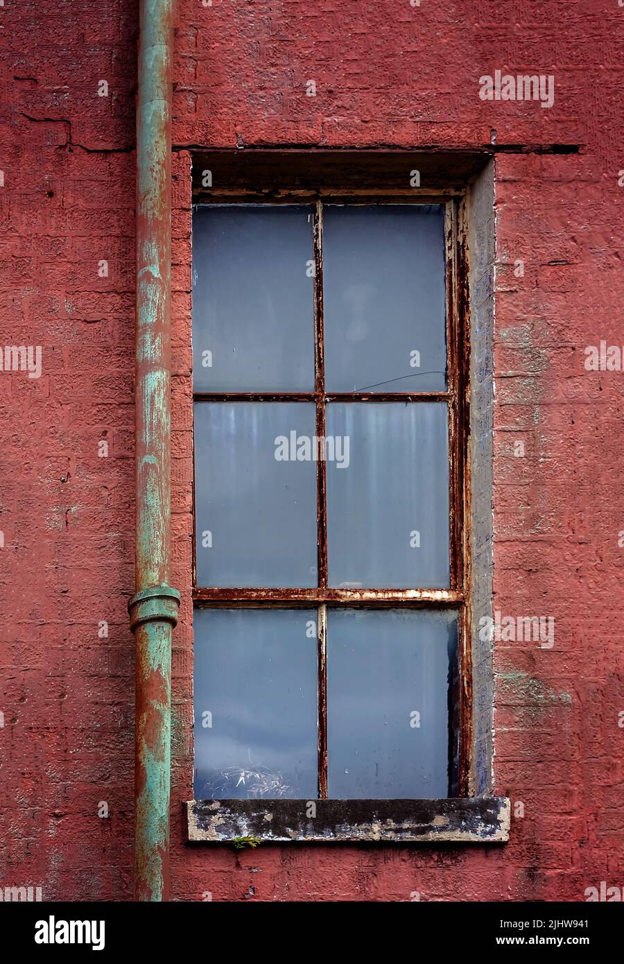 Una vieja ventana se muestra en la antigua Mobile County Co-Op, el 17 de julio de 2022, en Grand Bay, Alabama. Foto de stock