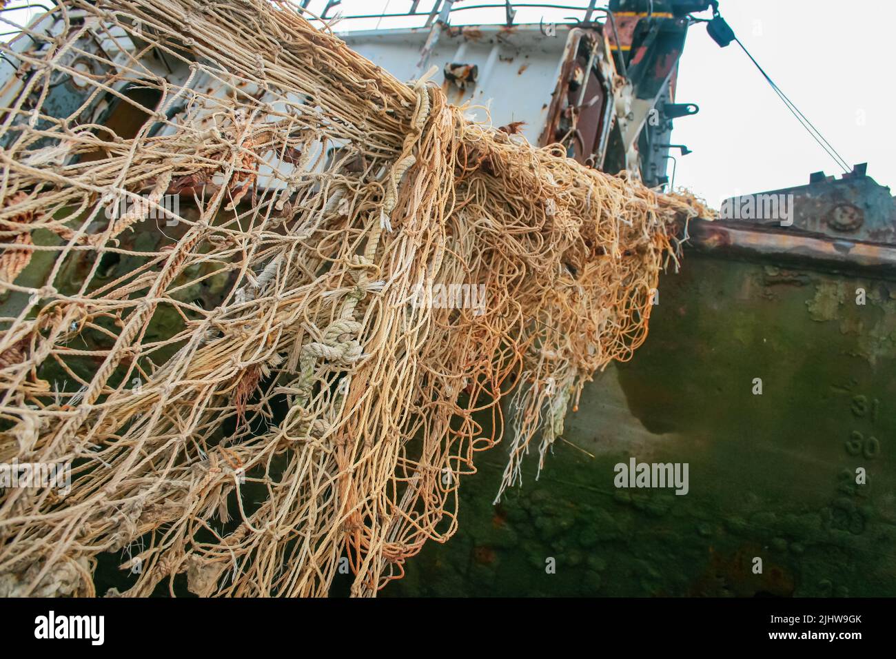 Antiguas redes de pesca de un barco varado en una playa patagónica en San Antonio Oeste Argentina Foto de stock