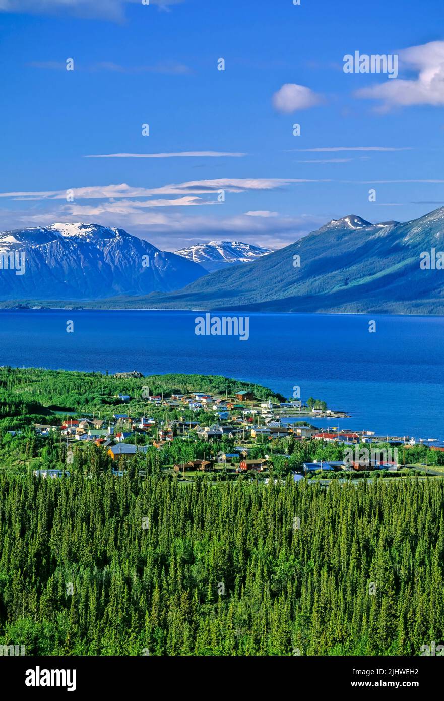 Una vista aérea de la pequeña ciudad de Atlin situada a orillas del lago Atlin en el norte de Columbia Británica, Canadá. Foto de stock