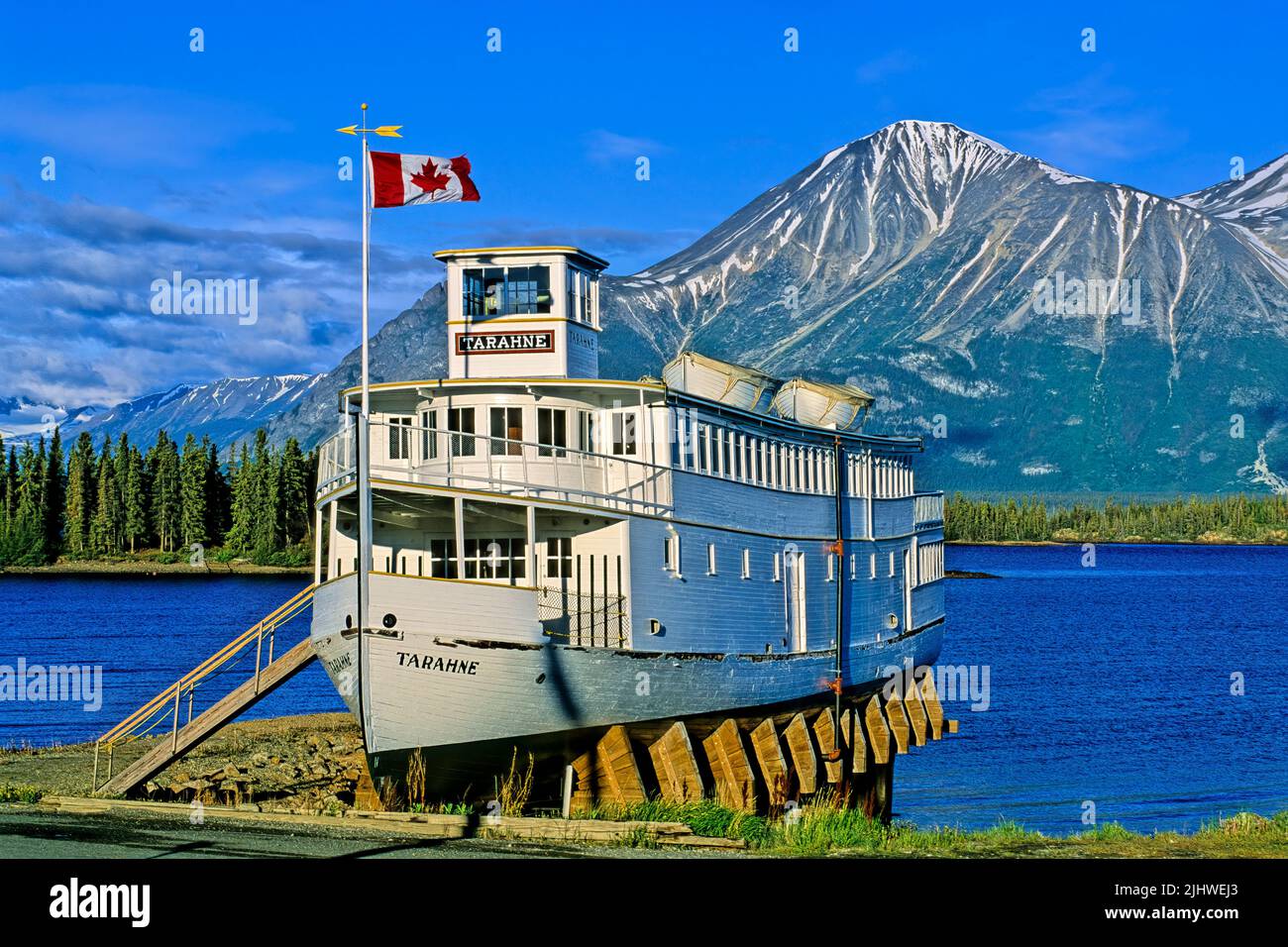 Una vista frontal de la M.V. Tarahne, un barco del lago de principios de 1900s en Atlin, Columbia Británica, Canadá. Foto de stock