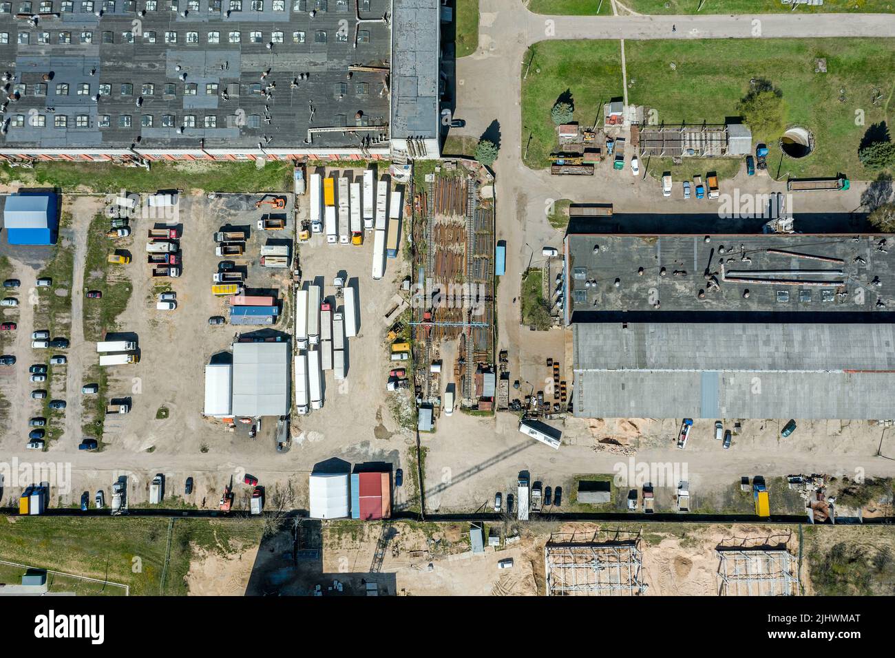 vista aérea de una zona industrial con almacenes y fábricas de empresas de fabricación Foto de stock