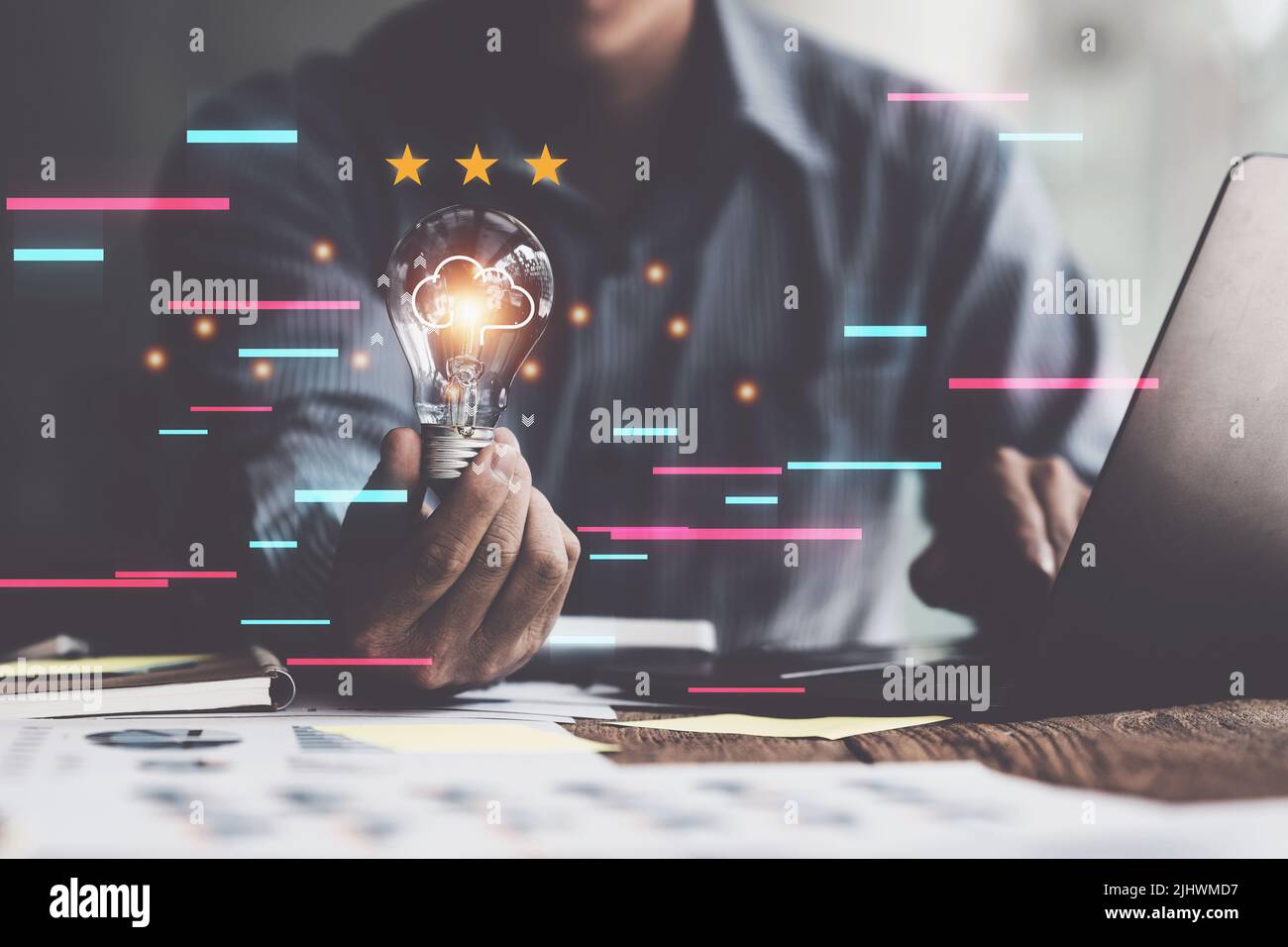 Creatividad e inspiración. Mano de la lámpara de sujeción y nube icono de tecnología innovadora industrial. Foto de stock