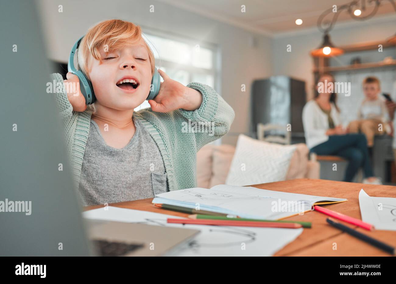 Chica Con Auriculares. Niña En Uniforme Con Clase Come Piruleta. Fotos,  retratos, imágenes y fotografía de archivo libres de derecho. Image  149593503