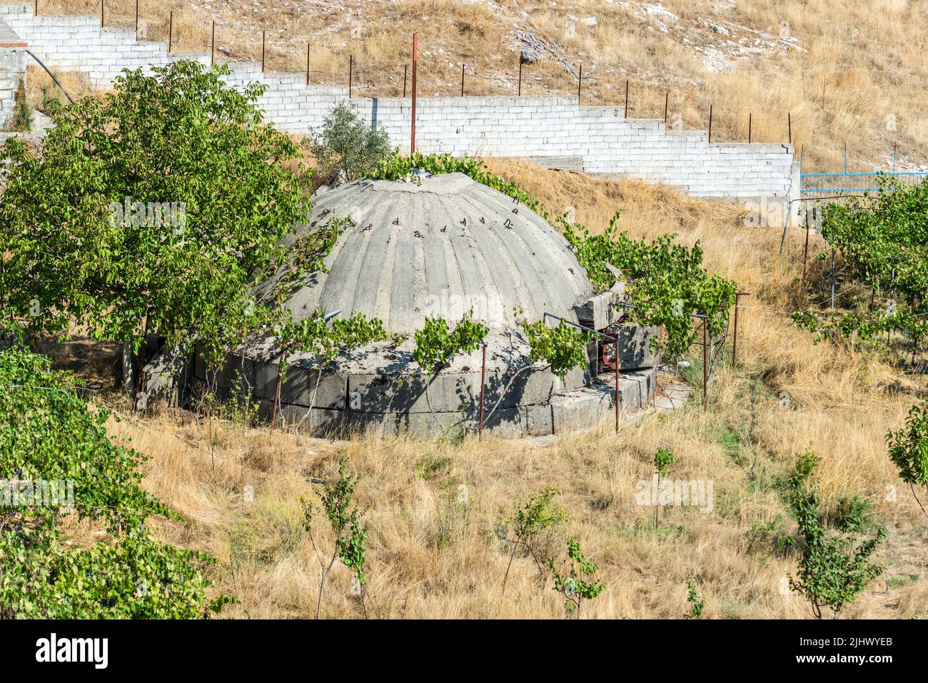 Jorgucat, Albania - 10 de septiembre de 2021: Búnker militar de hormigón en Albania. Los bunkers fueron construidos por durante la guerra fría por el dictador comunista w Foto de stock
