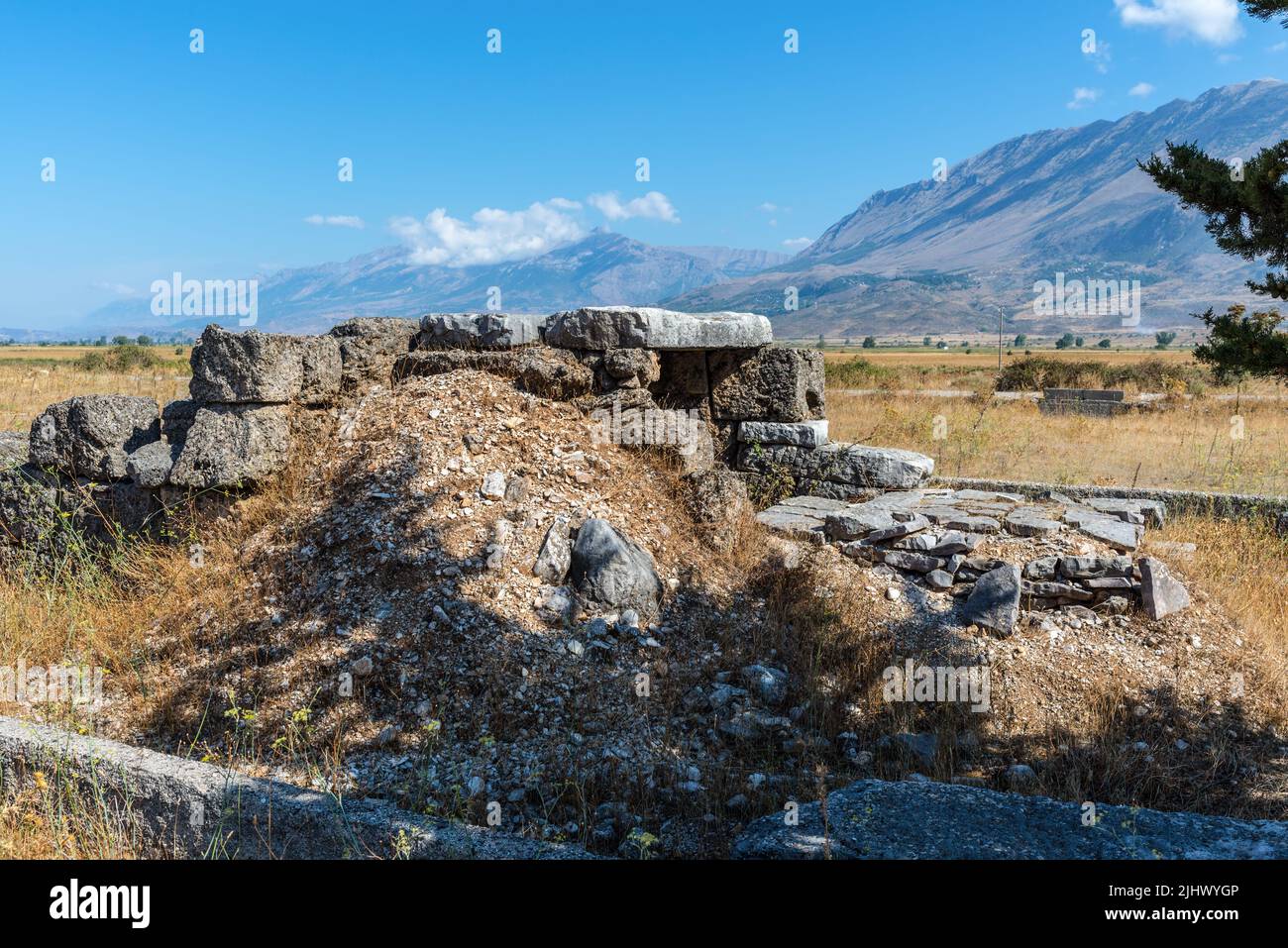 Jorgucat, Albania - 10 de septiembre de 2021: Tumba romana imperadora cerca del pueblo Jorgucat. Destino religioso en Albania. Foto de stock