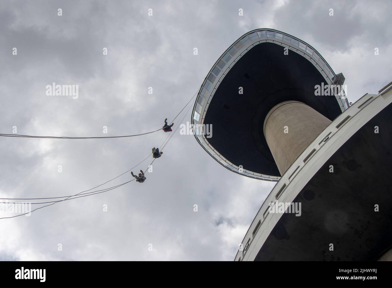 Tres jóvenes descendiendo por la torre Euromast de Rotterdam Foto de stock