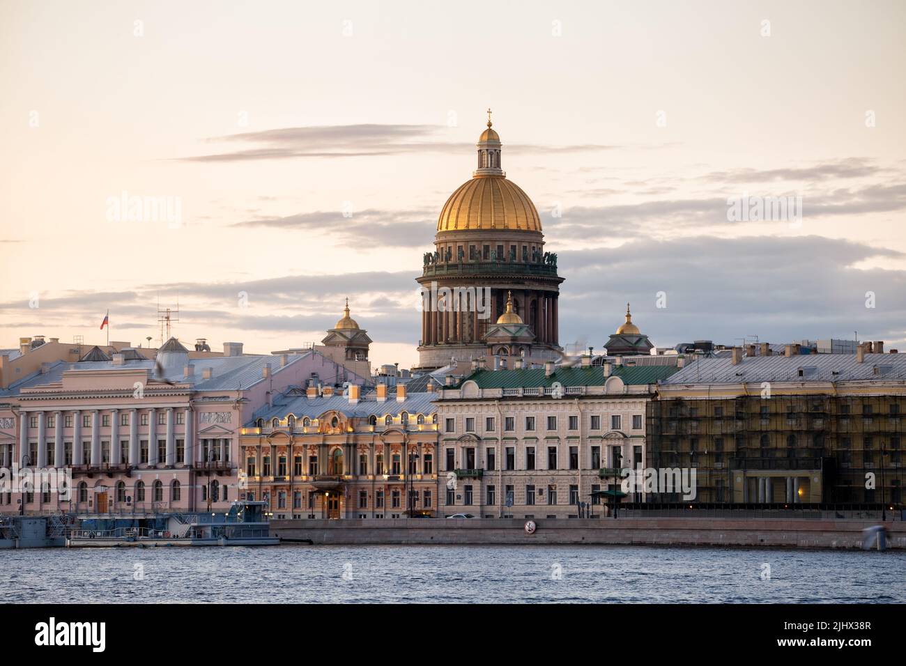 Dique inglés y Catedral de San Isaac al amanecer en una noche blanca en San Petersburgo, Rusia Foto de stock