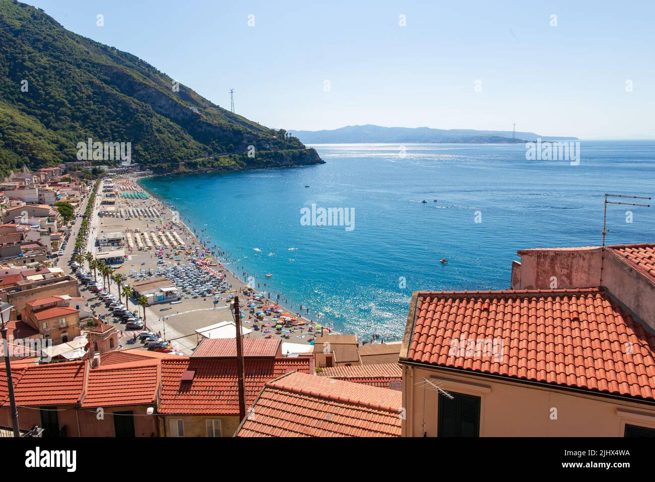 Playa de Scilla en verano desde lo alto de Calabria, Italia Foto de stock