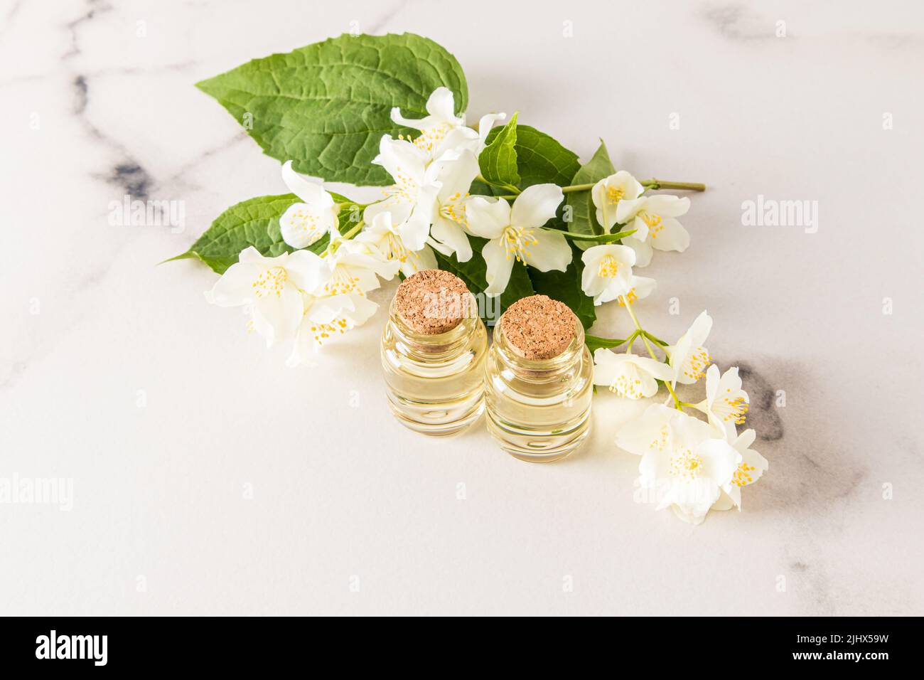 botellas de vidrio con tapón de corcho con aceite de jazmín orgánico  natural. cuidado adicional de la piel y el cabello Fotografía de stock -  Alamy