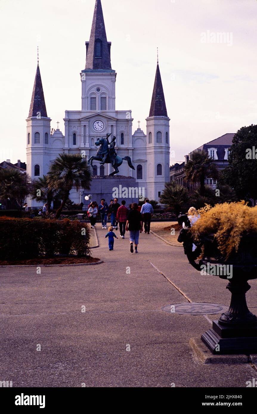 Catedral de St Louis en el parque Jackson Square en el centro de la ciudad, Nueva Orleans, Louisiana, EE.UU. 1989 Foto de stock