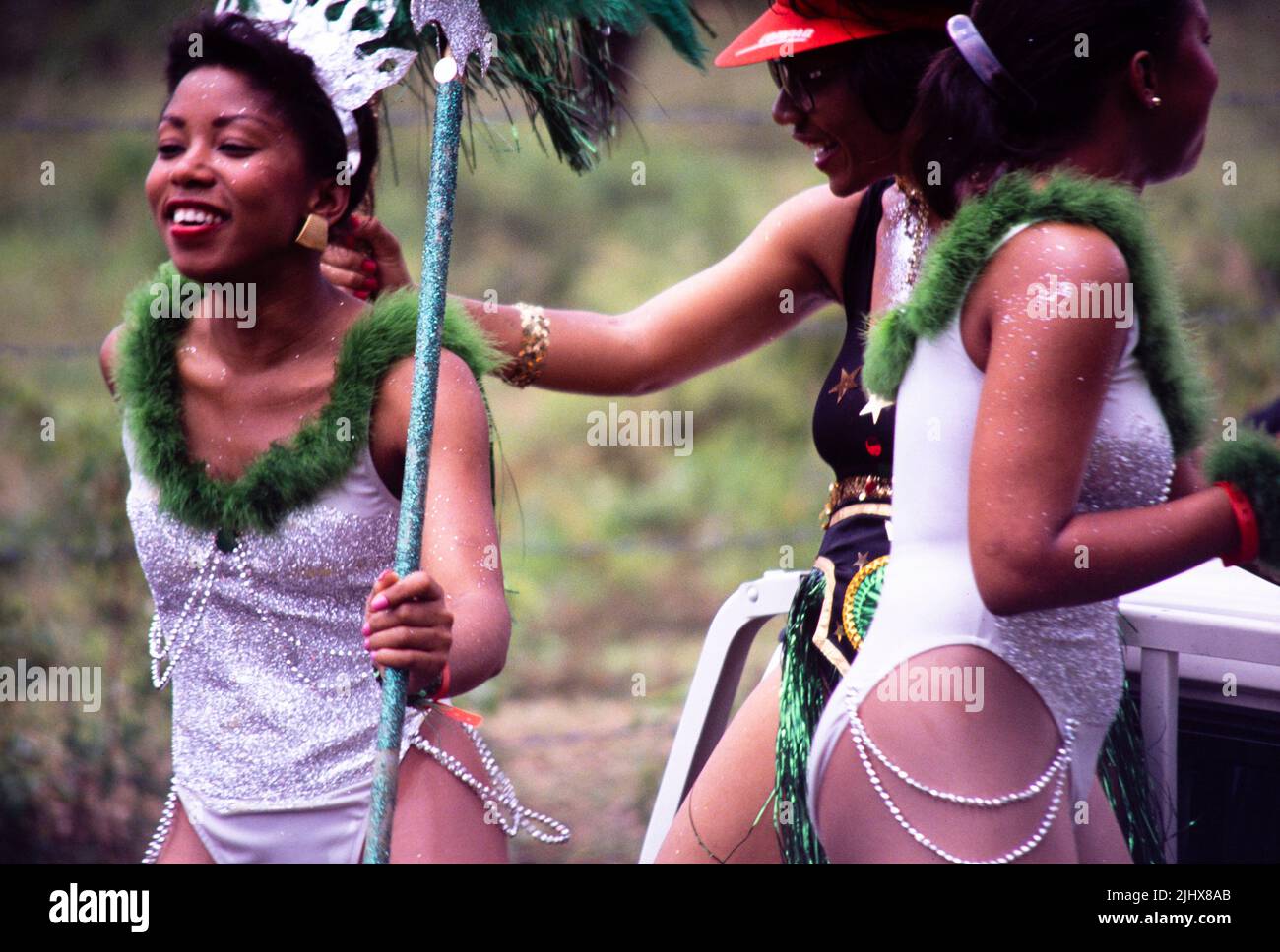 Gente en procesión bailando en las calles en el carnaval de Pascua, Kingston, Jamaica, West Indies en 1990 Foto de stock