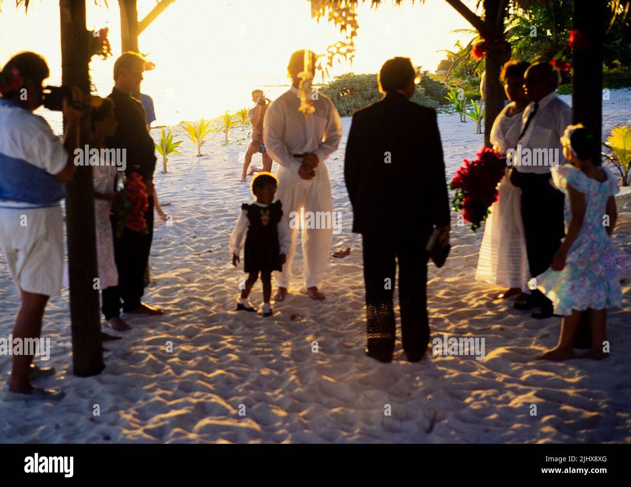 Ceremonia de boda en la playa en Brac Reef, Caimán Brac, Islas Caimán, Indias Occidentales c 1990 Foto de stock