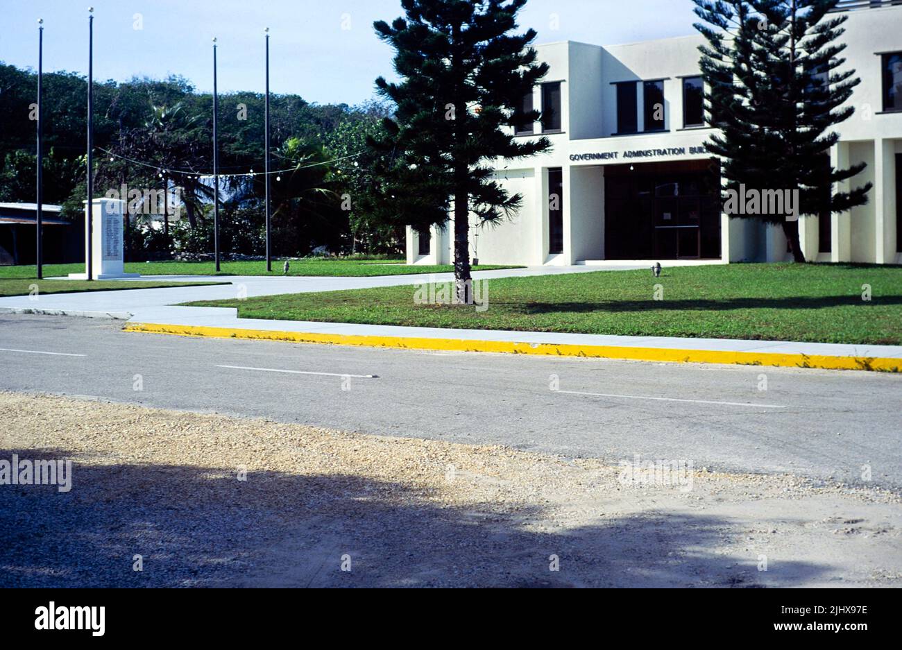Edificio de la administración gubernamental, Stake Bay, Cayman Brac, Islas Caimán, Indias Occidentales c 1990 Foto de stock