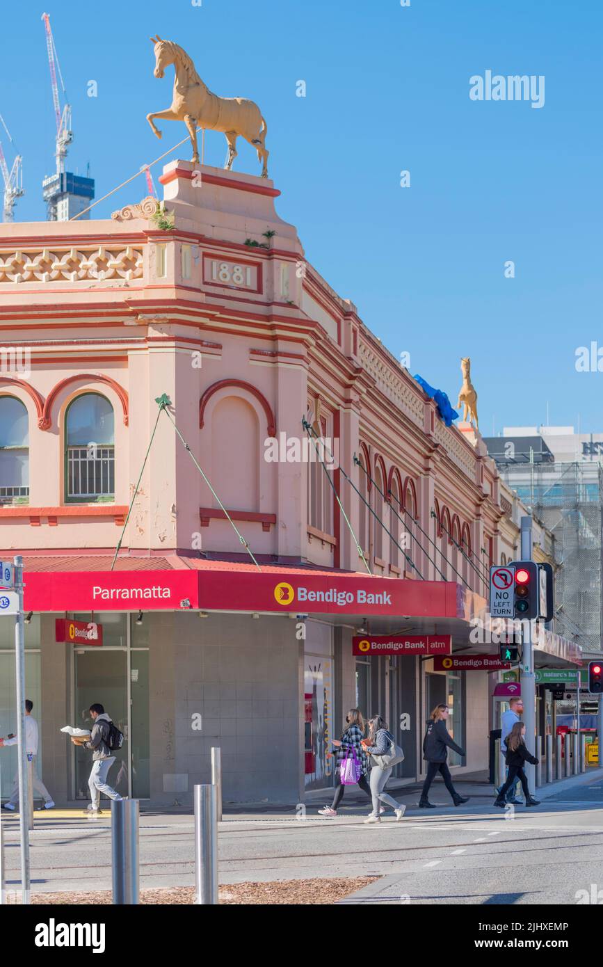 El edificio de 1881 en Macquarie y Church Street en Parramatta, Australia, con un caballo de paso español sobre el parapeto Foto de stock