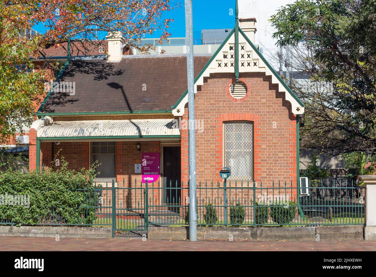 Una casa victoriana de estilo gótico pintoresco en Parramatta de 1890 construido de ladrillo y un techo de pizarra. Actualmente es utilizado por la Iglesia Unida Foto de stock