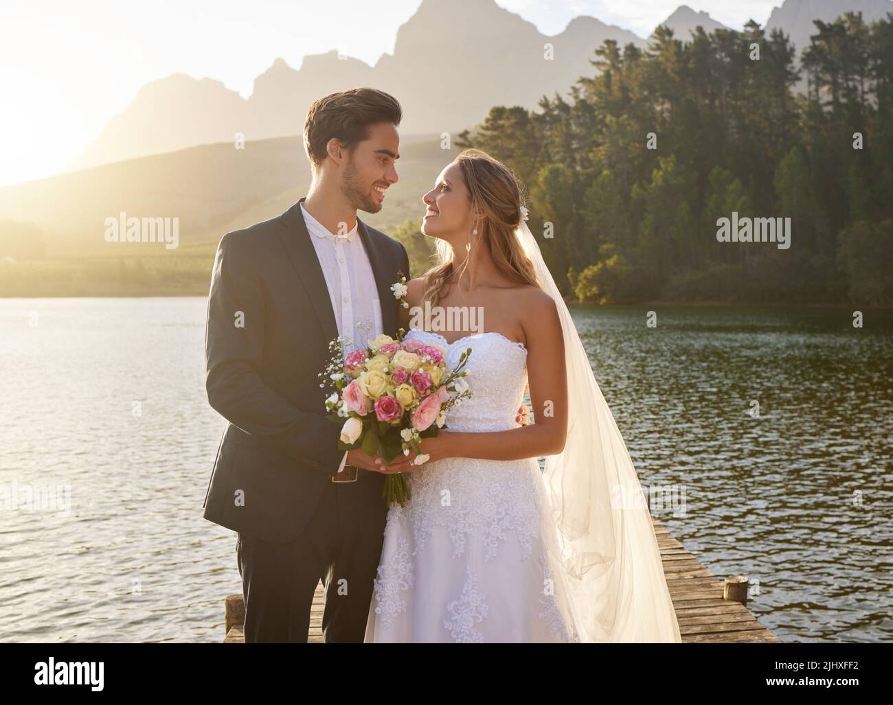 Hasta que la muerte nos separe. Una cariñosa novia y novio afuera el día de su boda. Foto de stock