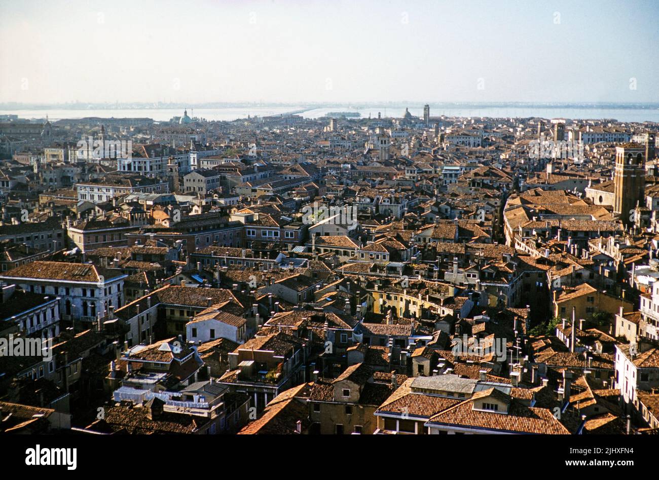 Vista oblicua elevada al oeste sobre los tejados de edificios histéricos, Venecia, Italia, 1959 Foto de stock