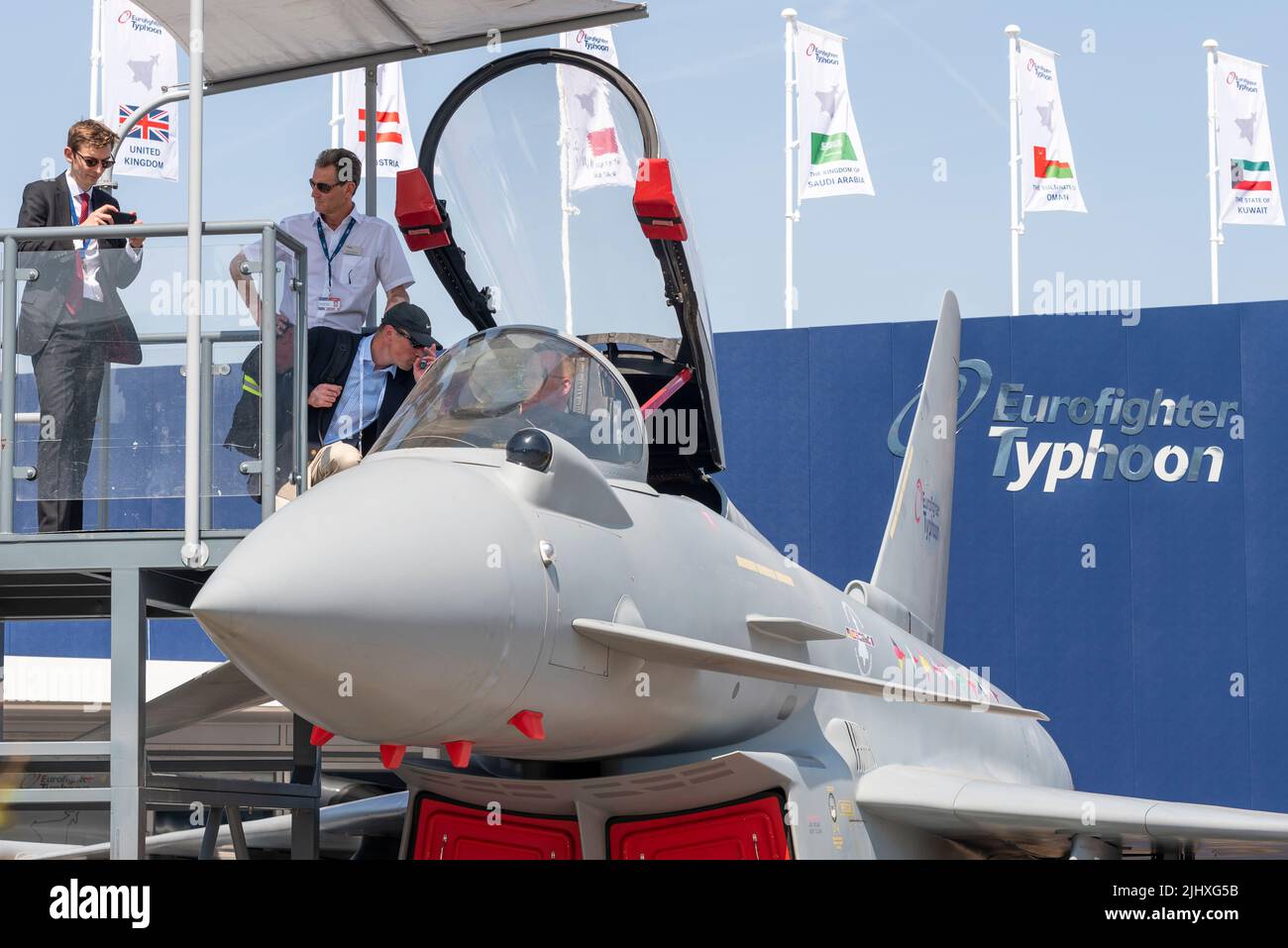 Stand de promoción de ventas de aviones de combate Eurofighter Typhoon en Farnborough International Airshow 2022. Foto de stock