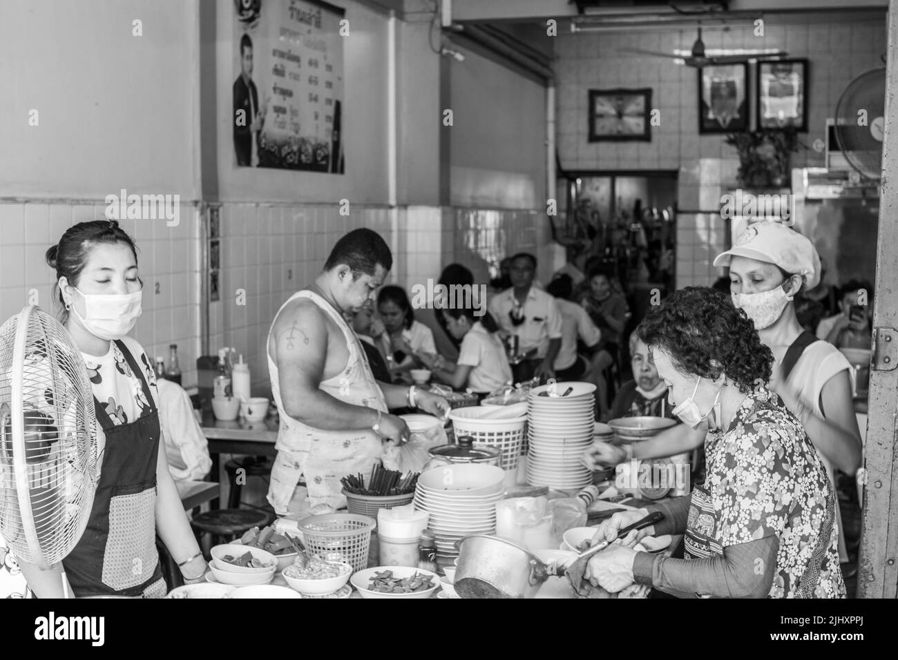 La gente en su trabajo diario en un restaurante de la calle en Bangkok Tailandia Sudeste AS Foto de stock