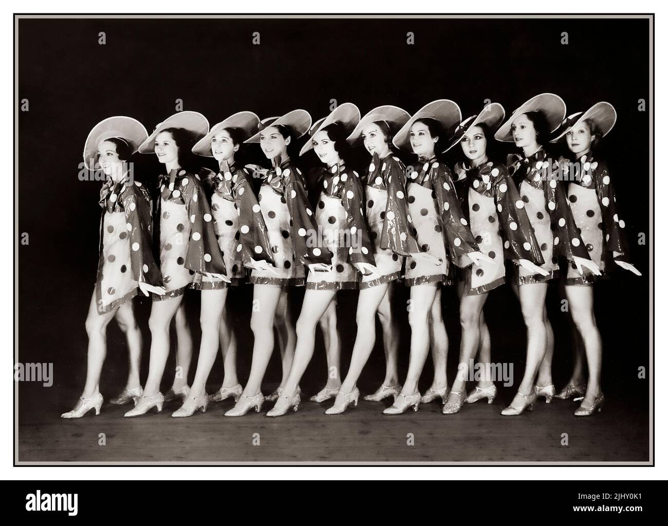 1930s Folies Bergere Showgirls posan en el escenario para una fotografía promocional. Todas las hermosas chicas seleccionadas a mano, incluida la famosa bailarina búlgara Feo Mustakova, bailando para uno de los espectáculos de cabaret Bel Epoque más importantes de París, espectáculos de baile musical. Rue Richer París Francia 1934 Foto de stock