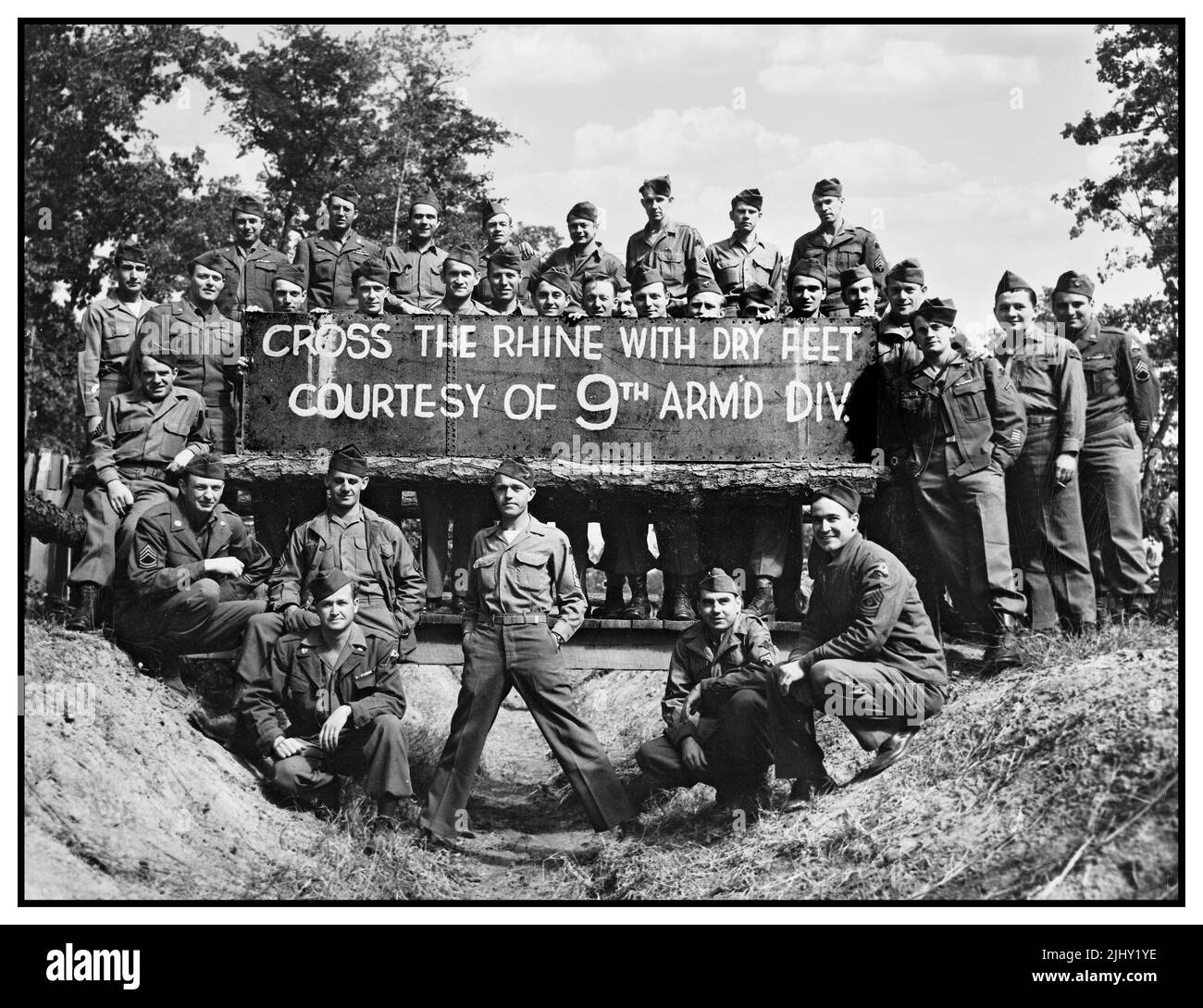 WW2 EE.UU. Propaganda imagen de 9th Armored División Logro de cruzar y puentear el río Rin en la Alemania nazi en el avance a Berlín Rin Alemania nazi Marzo 1945 Guerra Mundial !! Segunda Guerra Mundial Foto de stock
