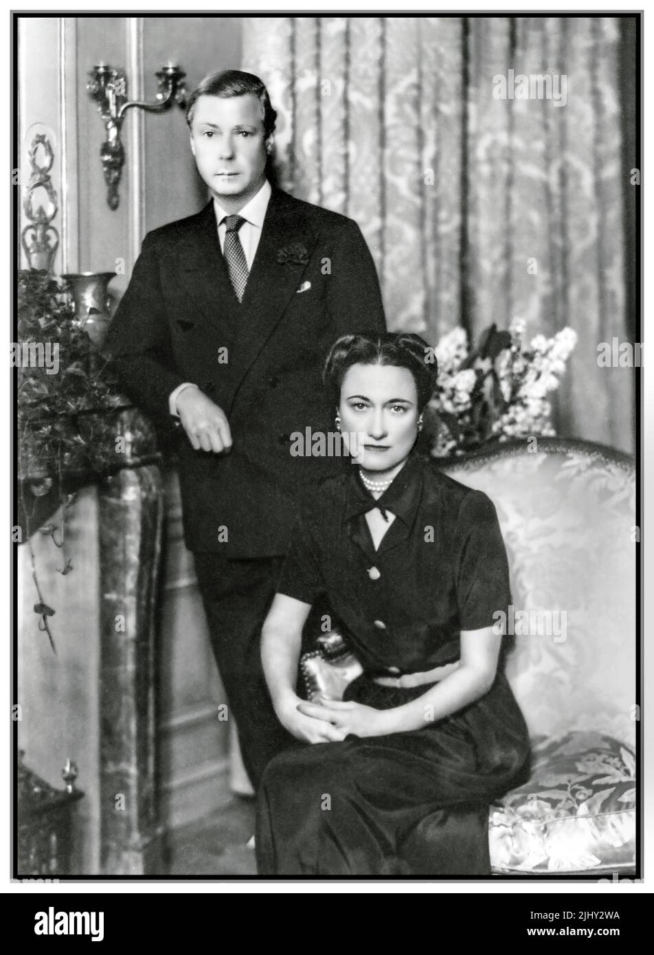 El duque y la duquesa de Windsor 1930s Retrato formal Fecha c1934 Fotógrafo Vincenzo Laviosa (italiano) El futuro Eduardo VIII y Wallis Simpson en 1934. Se casaron en junio de 1937. Foto de stock