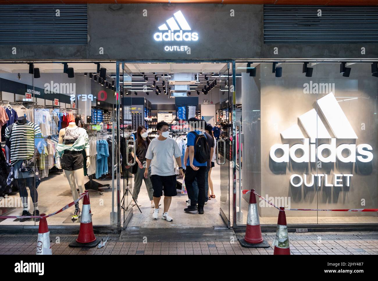 Los clientes son vistos saliendo de la multinacional alemana de ropa  deportiva Adidas tienda en Hong Kong. (Foto de Budrul Chukrut / SOPA  Images/Sipa USA Fotografía de stock - Alamy