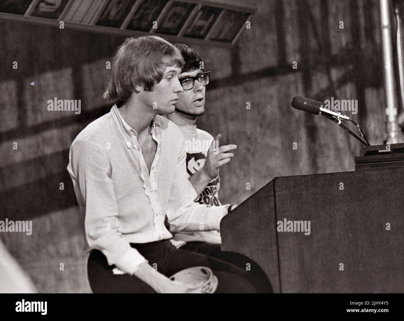 MANFRED MANN Grupo pop británico con Paul Jones a la izquierda y Manfred en Ready, Steady, Go ! en 1965. Foto: Tony Gale Foto de stock