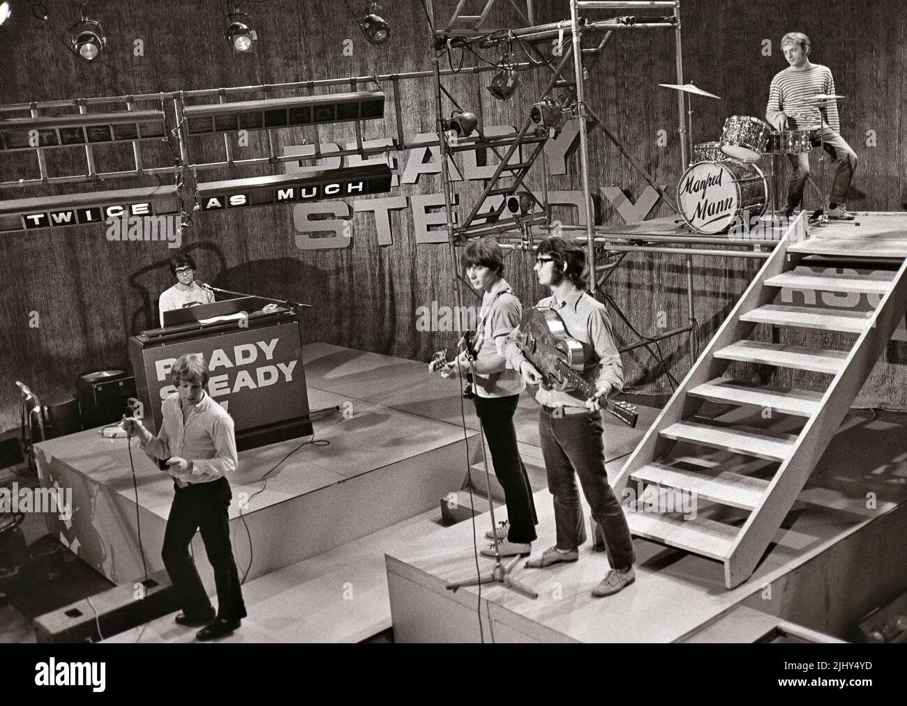 MANFRED MANN Grupo pop británico en Ready, Steady, Go ! en 1965. Foto: Tony Gale Foto de stock