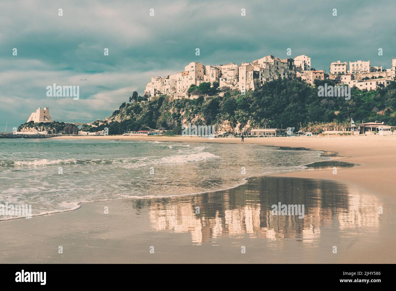 Vista panorámica del pueblo de Sperlonga y la playa (Lazio, Italia) Foto de stock