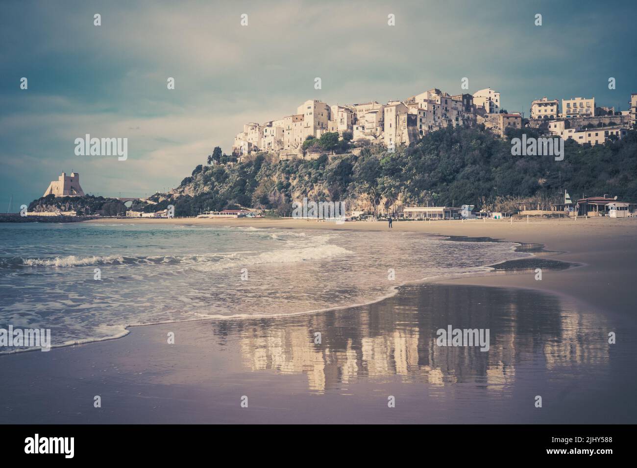 Vista panorámica del pueblo de Sperlonga y la playa (Lazio, Italia) Foto de stock