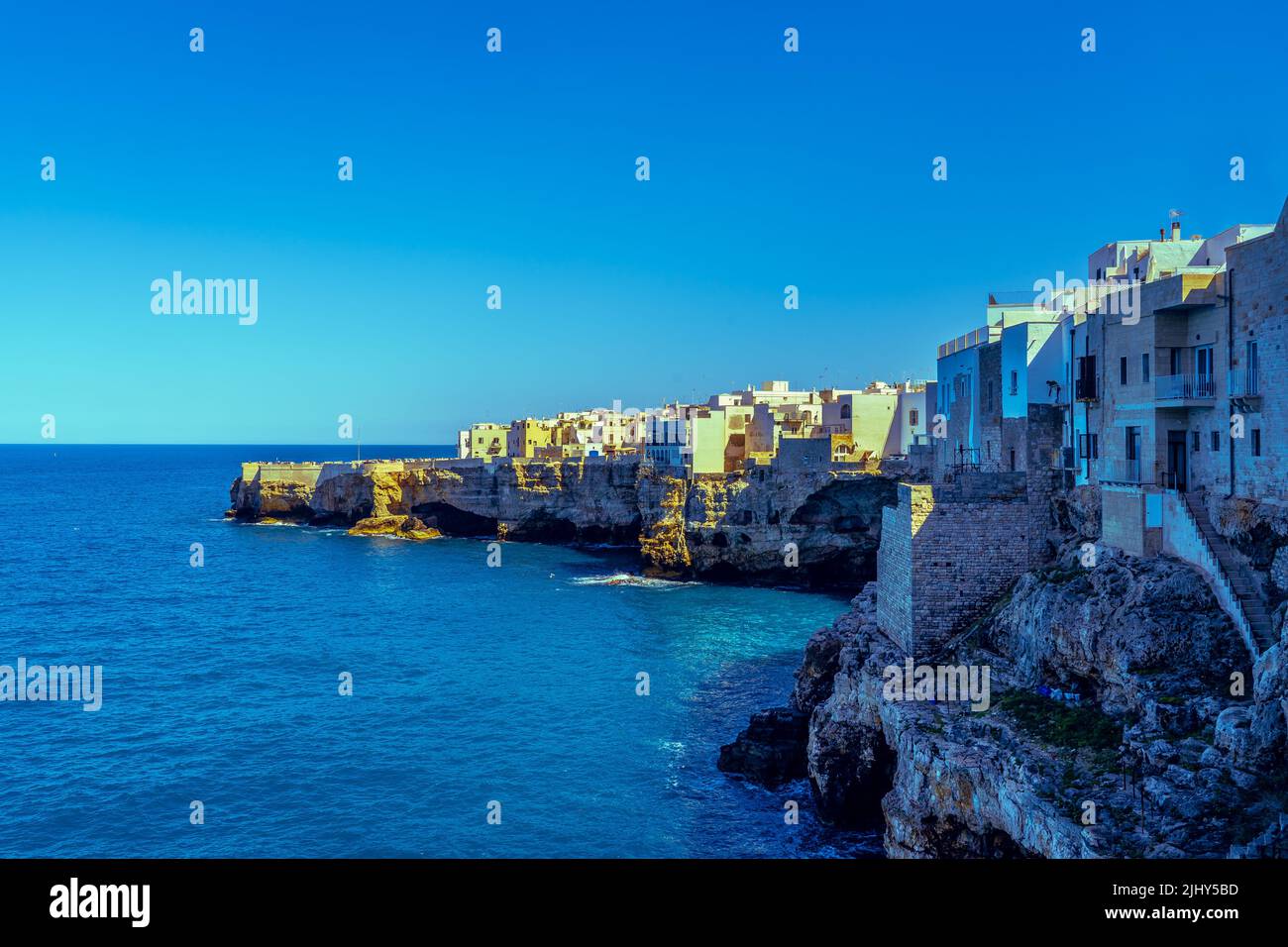 Vista panorámica del pueblo de Polignano a Mare (Puglia, Italia) Foto de stock