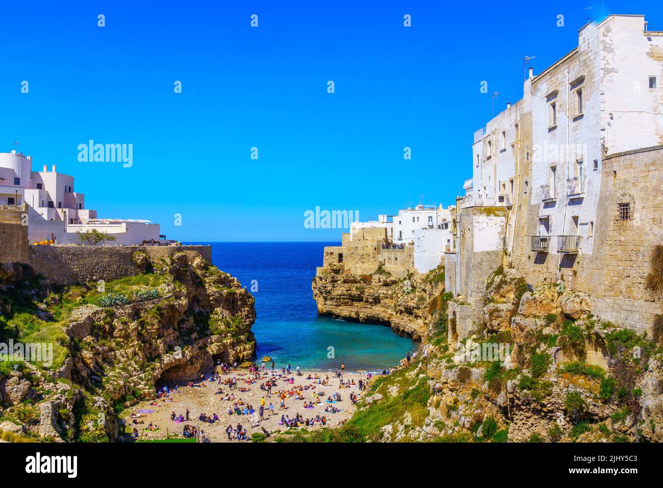Vista panorámica del pueblo de Polignano a Mare (Puglia, Italia) Foto de stock