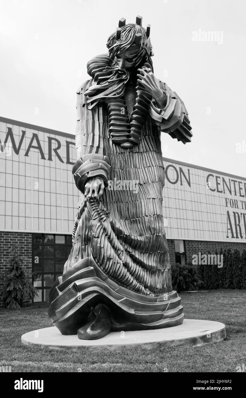 Escultura de cuproníquel Rey Lear, arte, gran estatua al aire libre, 1982, por Seward Johnson, Negro, blanco, motivos para la escultura, Nueva Jersey, Hamilton, NJ Foto de stock