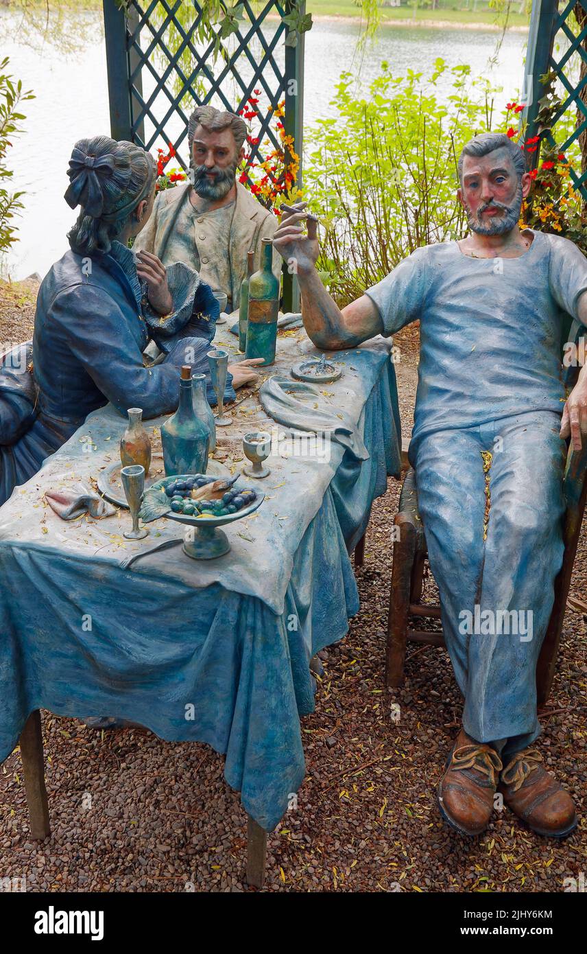 Ponderando el beneficio del ejercicio; escultura grande de bronce, por Seward Johnson; 2 hombres, mujer, Sentado en la mesa, terreno para la escultura; Seward Johnson CE Foto de stock