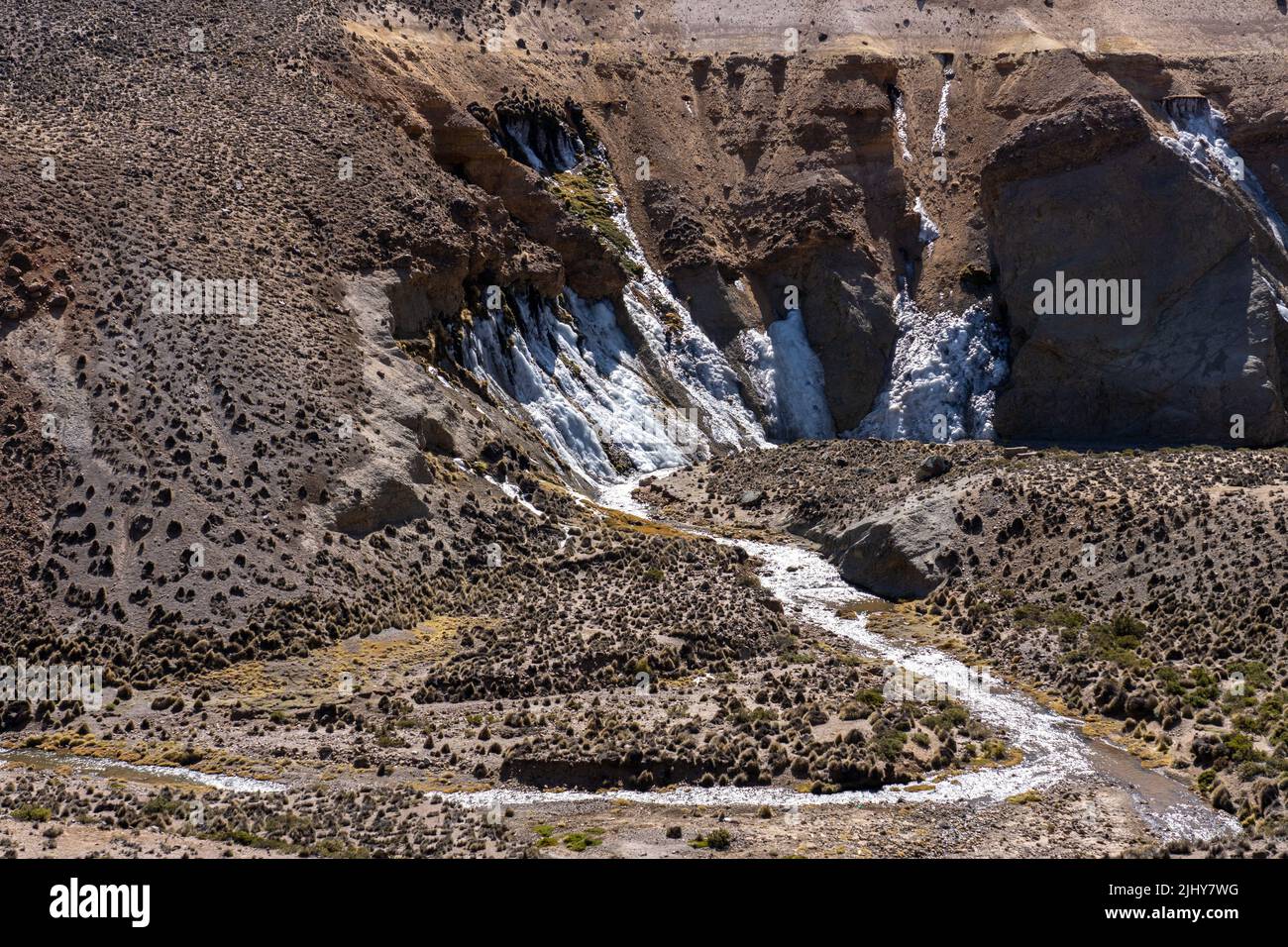 Manantiales congelados forman una cascada congelada sobre un arroyo en el  Parque Nacional Lauca en el altiplano andino en Chile Fotografía de stock -  Alamy