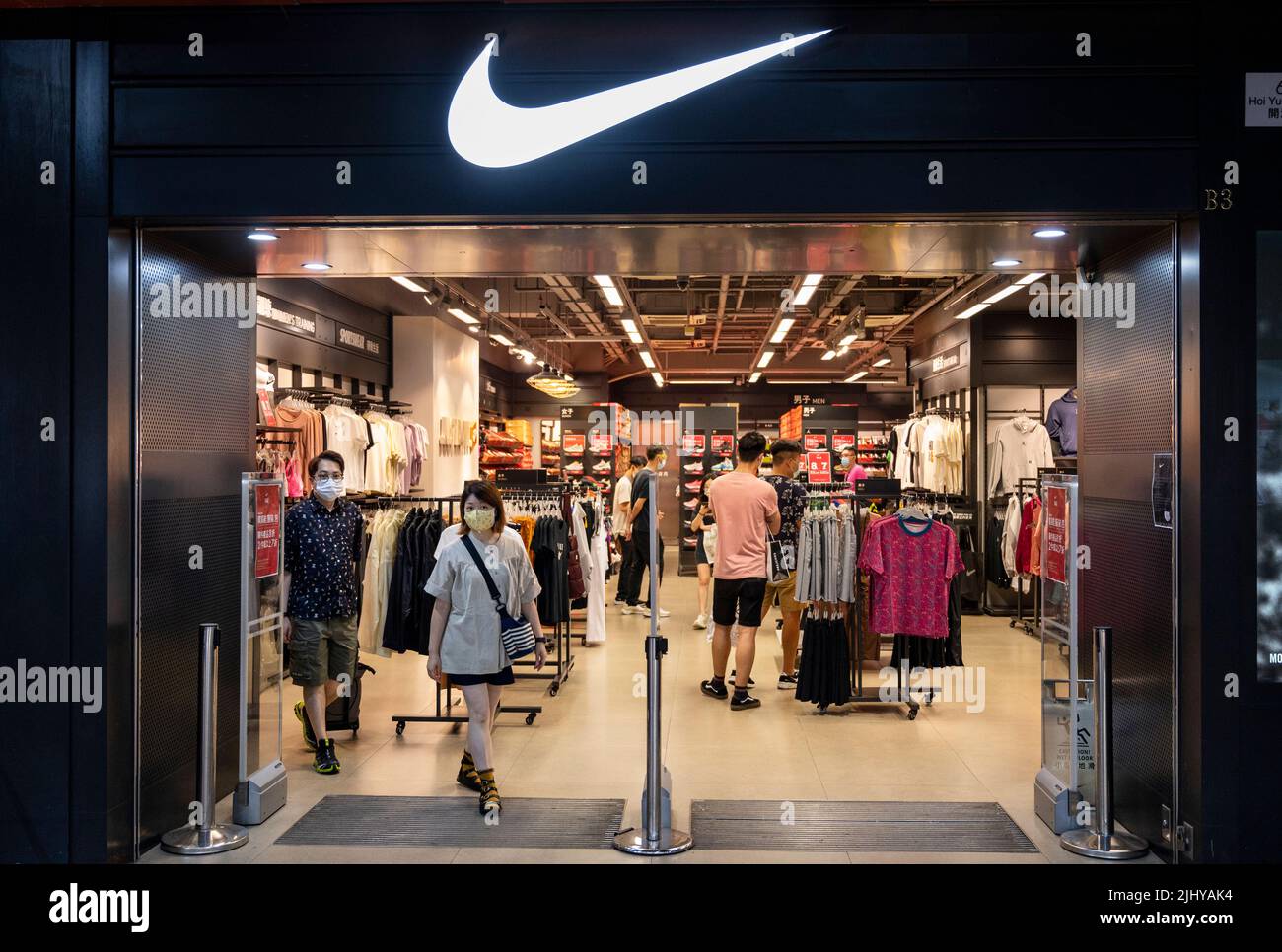 Hong Kong, 16th de julio 2022. Los clientes salen de multinacional estadounidense de ropa deportiva Nike Store en Hong Kong. (Imagen de crédito: © Budrul Chukrut/SOPA Images a través