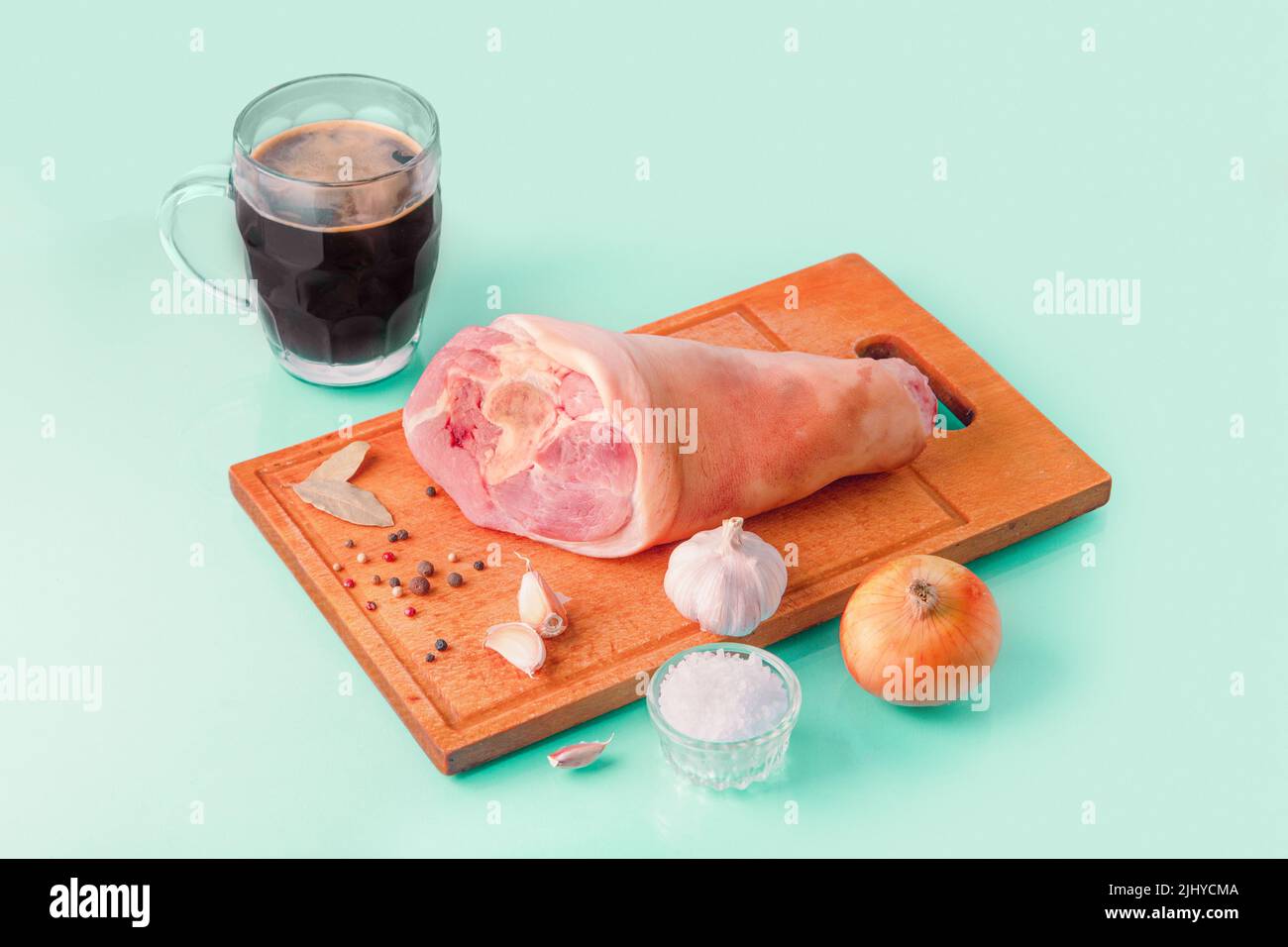 Nudillo de cerdo crudo, cerveza oscura y otros ingredientes para