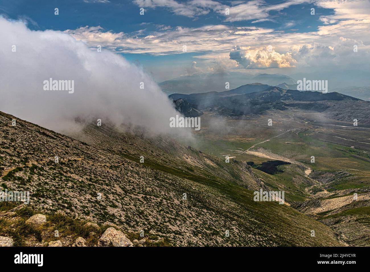 Desde el camino del Monte Camicia la vista aérea de la meseta de Campo Imperatore en el Gran Sasso y Monti della Laga Parque Nacional. Abruzos Foto de stock