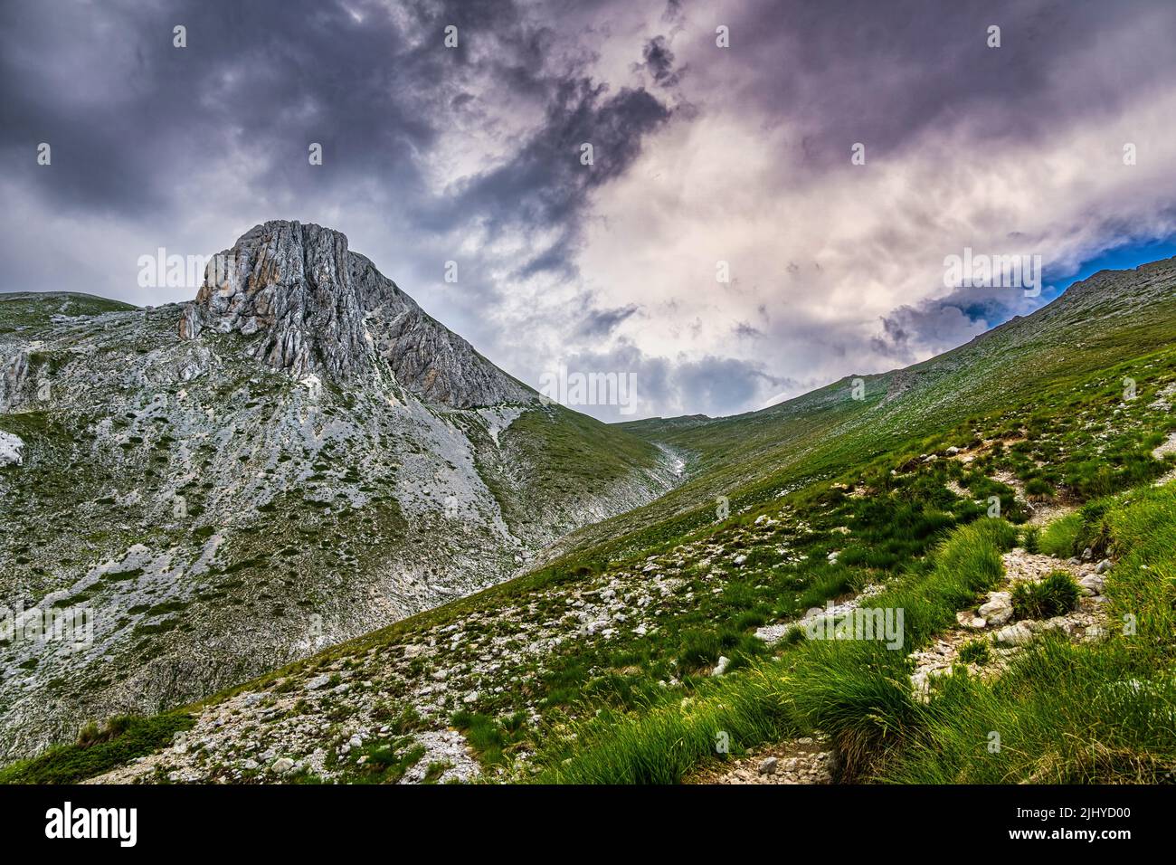 Panorama de la cima del Monte Camicia, en el Parque Nacional Gran Sasso y Monti della Laga, durante un repentino cambio de tiempo. Abruzos Foto de stock