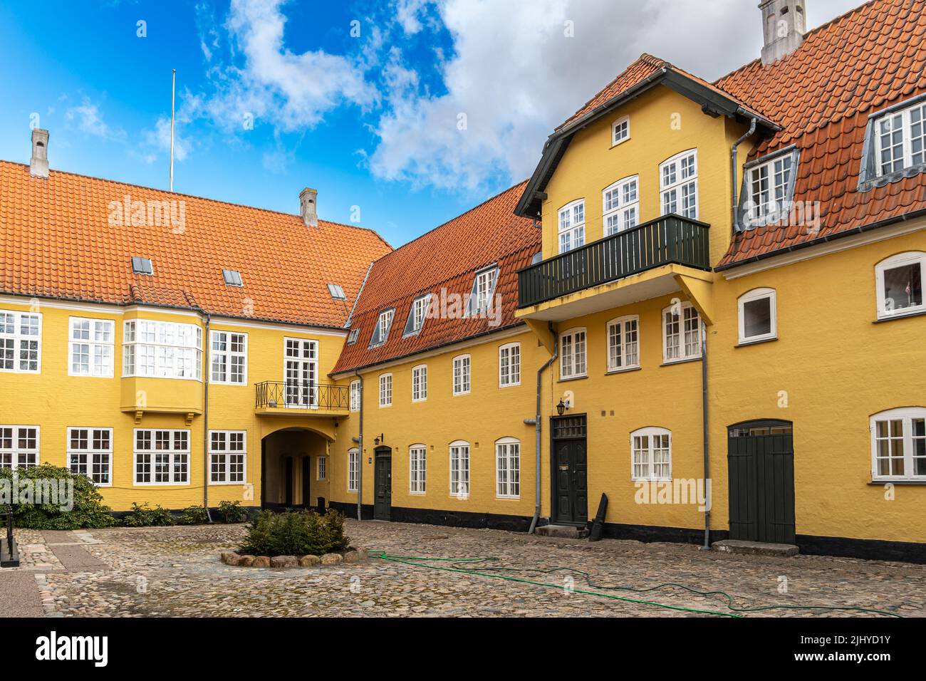 Característico patio interior rodeado de casas y almacenes. Assens, Dinamarca, Europa Foto de stock