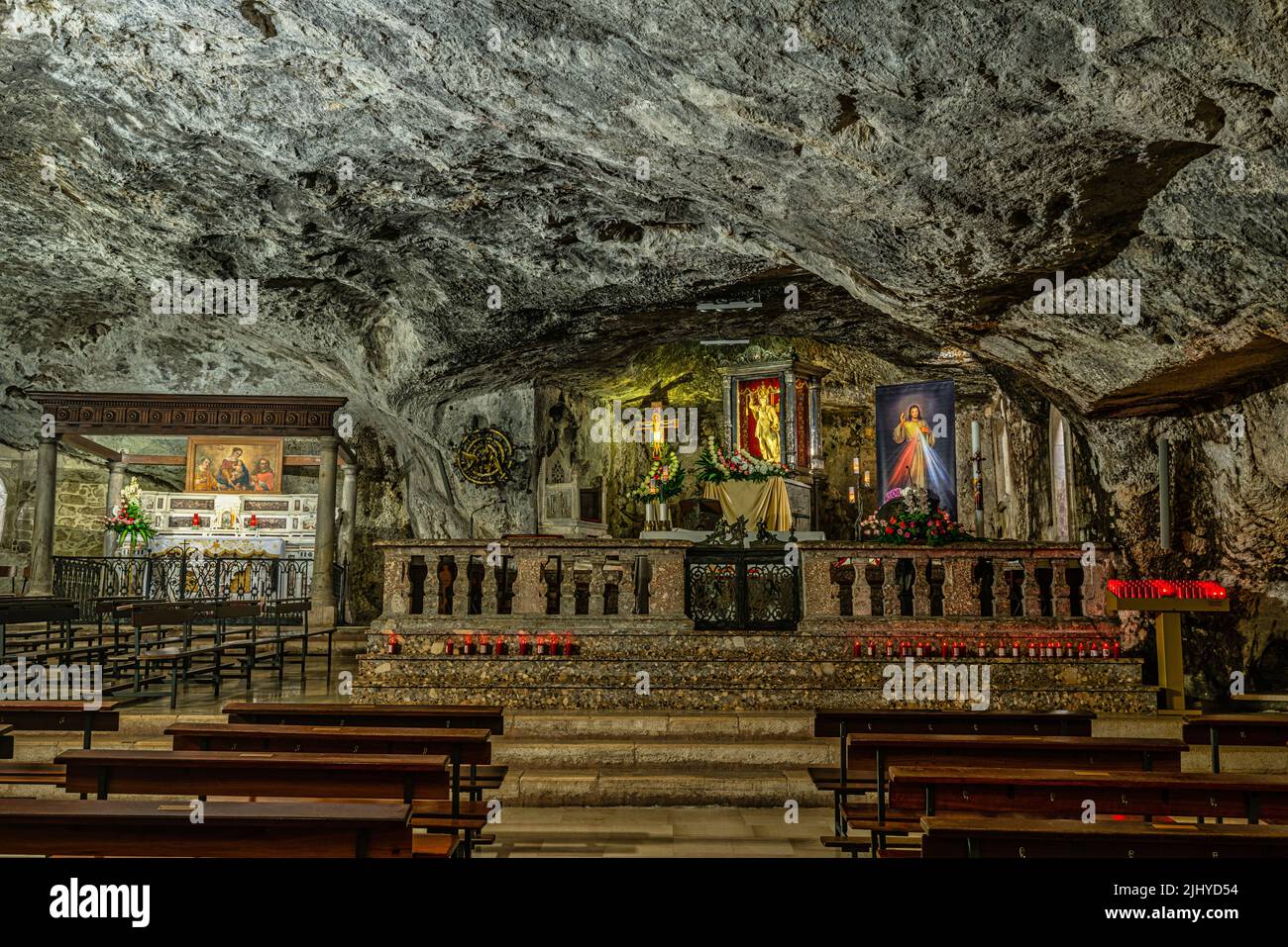 Altar mayor del Santuario de San Michele Arcangelo, Monte Sant Angelo, un importante lugar de peregrinación desde la Edad Media. Monte Sant'Angelo Foto de stock